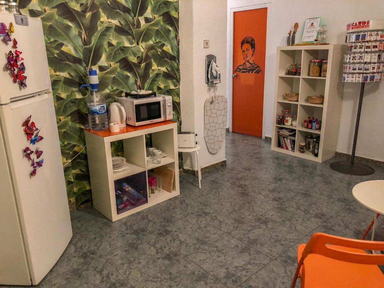 La Isla Hostal Барселона Экстерьер фото