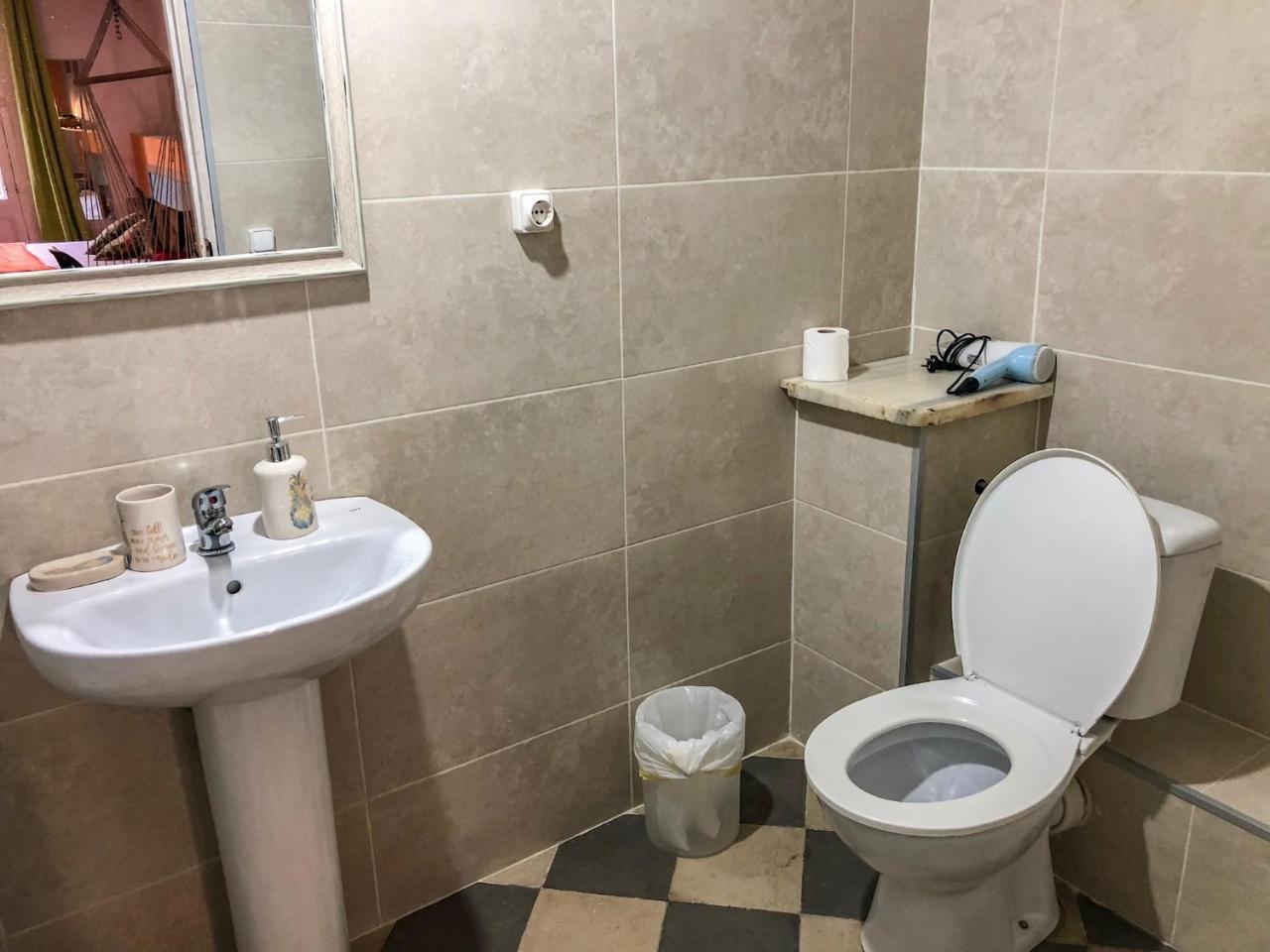 La Isla Hostal Барселона Экстерьер фото