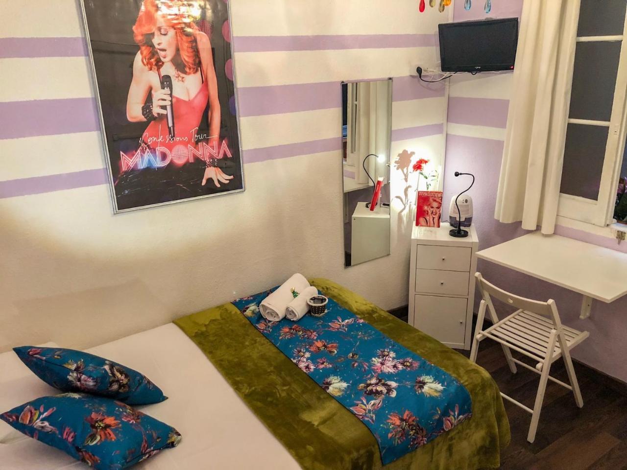 La Isla Hostal Барселона Экстерьер фото