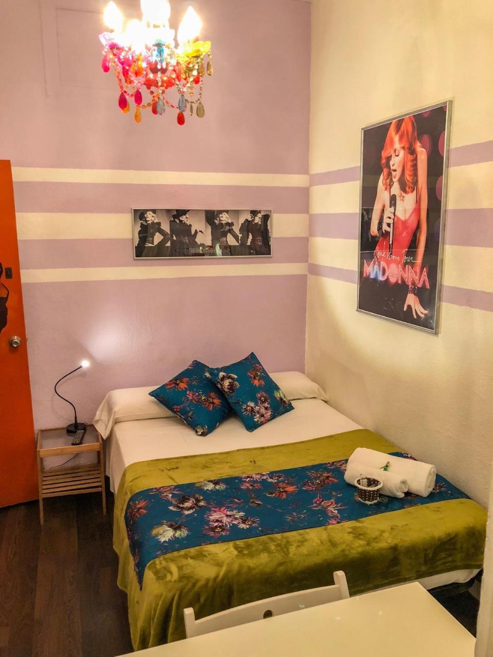 La Isla Hostal Барселона Экстерьер фото