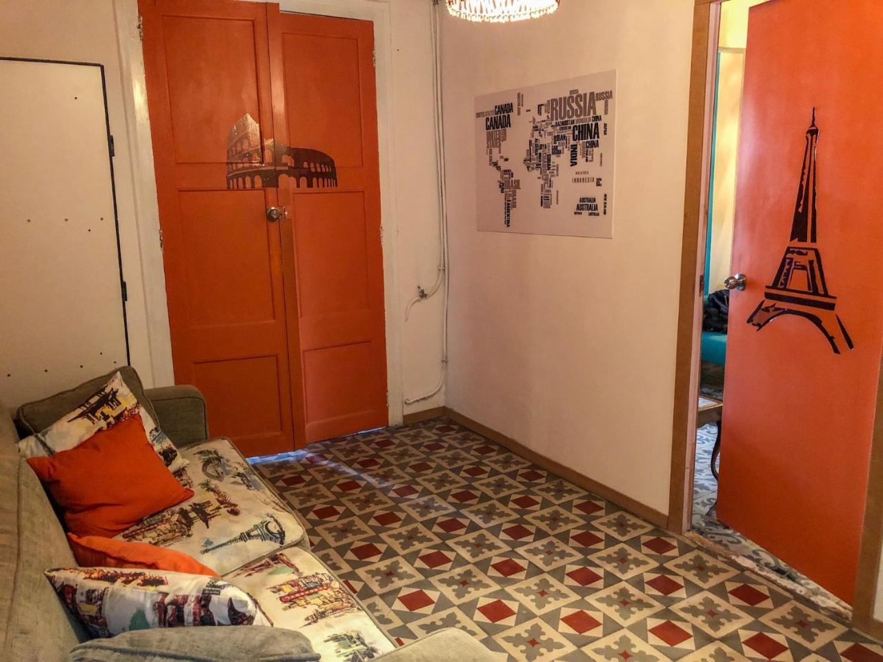 La Isla Hostal Барселона Экстерьер фото