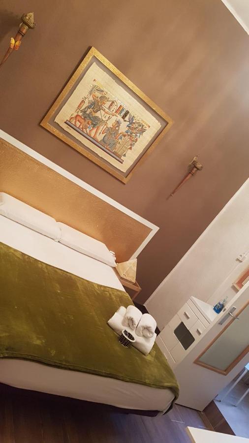 La Isla Hostal Барселона Экстерьер фото